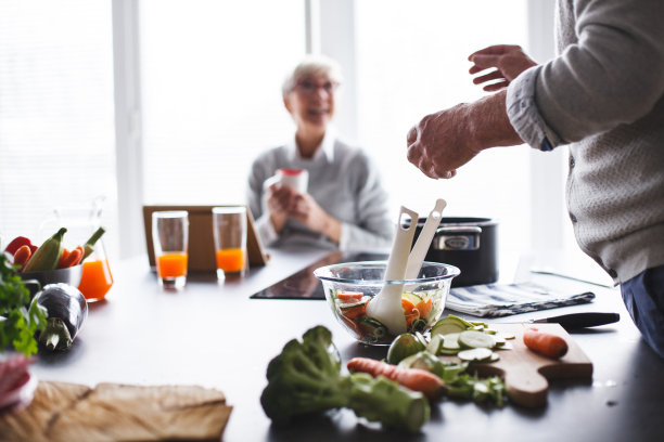 准备美味的沙拉图片下载