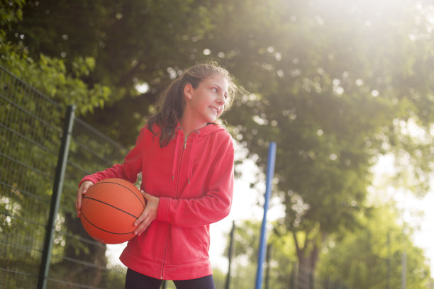 女孩打篮球图片下载