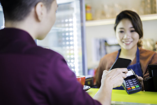 在亚洲用手机进行非接触支付图片下载