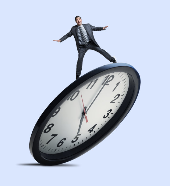 商人在大钟上保持平衡图片下载