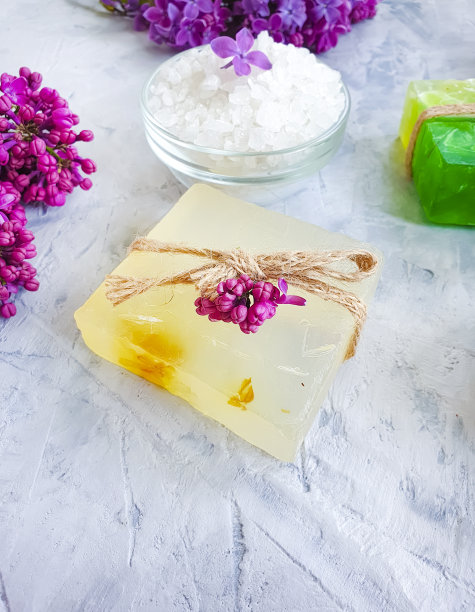 灰色混凝土背景上的丁香花肥皂图片下载