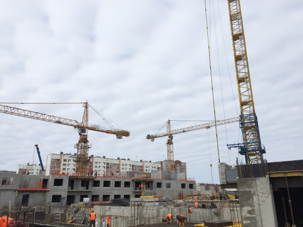 多层建筑的建造阶段。图片下载