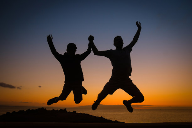 我爱您，爸爸!英俊的年轻人和他的小男孩在户外玩和跳跃的日落。全长照片乐观的男人背光一起跳跃孤立。父亲节快乐图片下载