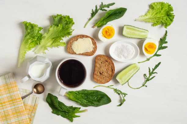 健康的早餐。一杯咖啡，鸡蛋，黄油吐司和菠菜叶图片下载