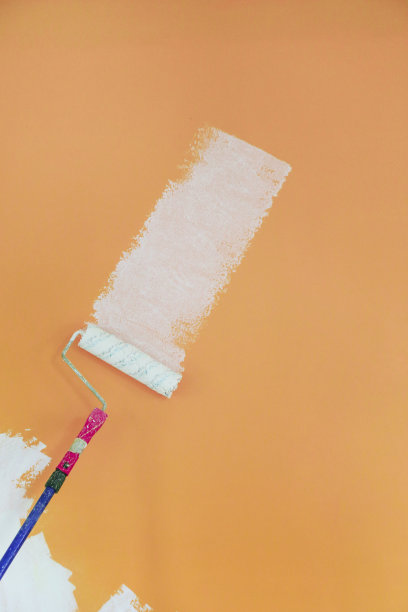 在黄墙上用白漆作画图片下载