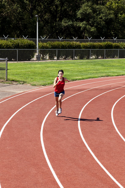十几岁的西班牙女性在运动短裤和上衣上跑步图片下载