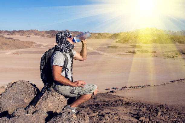 人类在沙漠里感到口渴，于是喝水图片下载