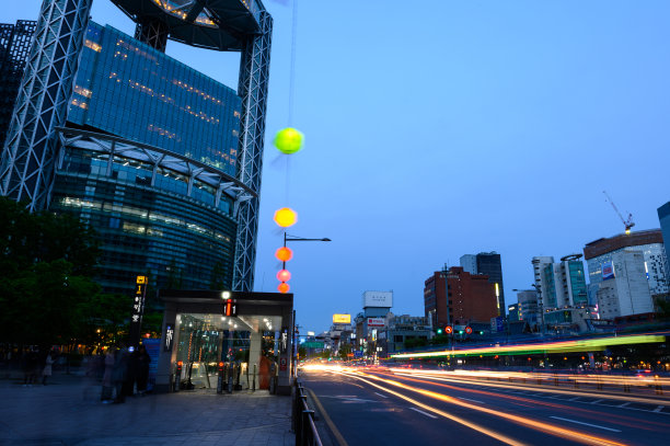 首尔，韩国城市在黄昏的交通景观图片下载