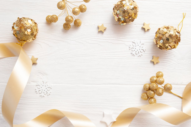 圣诞背景贺卡与地方的文字。木制背景上的金色玩具和米黄色丝带。平躺，俯视图照片模型图片下载