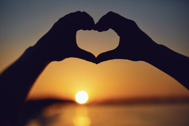 日落上手工制作的心。图片下载