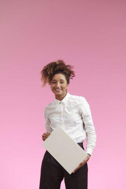 白色标志的女人图片下载