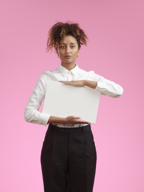 白色标志的女人图片下载