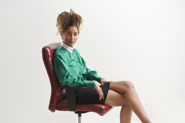 坐在椅子上的漂亮女人图片下载