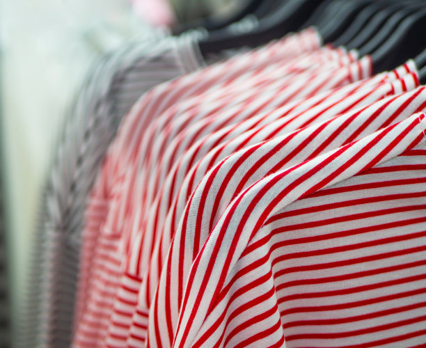 商店衣架上的条纹衣服，特写图片下载