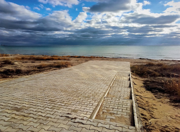 秋季的里海海岸。图片下载