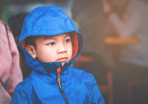 亚洲男孩的肖像在蓝色的冬天的衣服图片下载