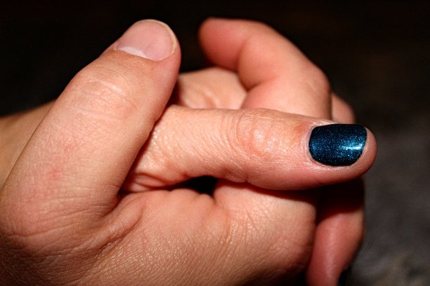 夫妻牵手特写图片下载