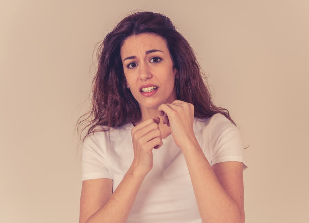 年轻女子的肖像感到害怕和震惊做出恐惧和焦虑的手势。看起来又害怕又绝望。人与人的表达、攻击、家庭暴力与受害者的概念。图片下载