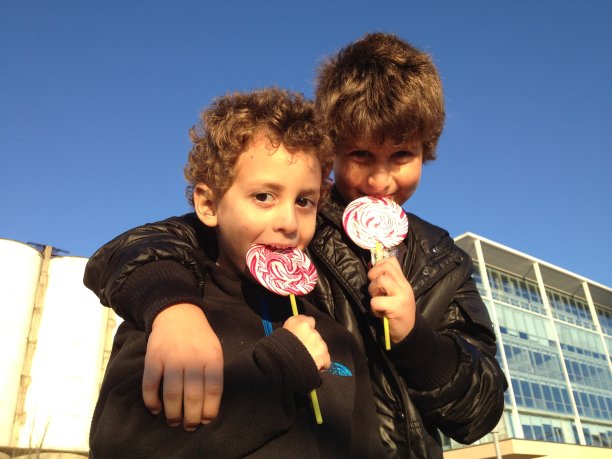 小男孩在吃棒棒糖图片下载