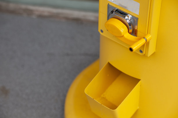 胶囊玩具贩卖机(鸡蛋老虎机)或当地称为gashapon。图片下载