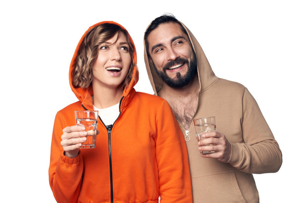 年轻夫妇在家里的衣服与一杯水图片下载