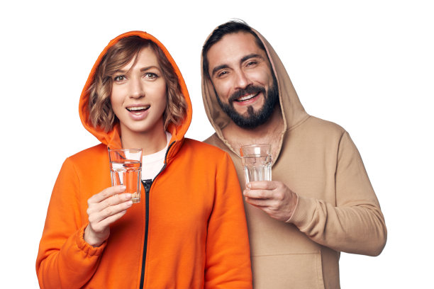 年轻夫妇在家里的衣服与一杯水图片下载