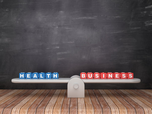 黑板背景上健康业务立方体的跷跷板比例- 3D渲染图片下载