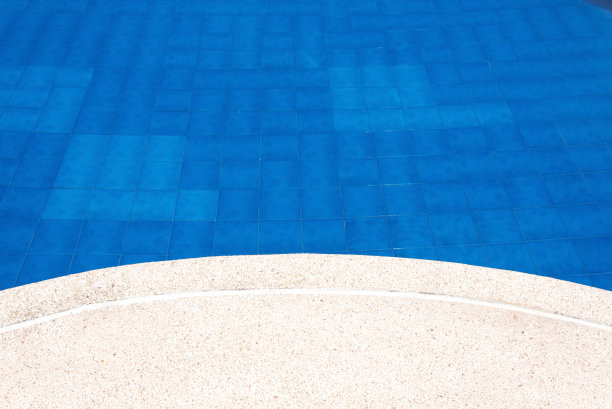 蓝色水池旁的石头平台图片下载