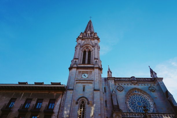 西班牙毕尔巴鄂市街道上的教堂建筑图片下载