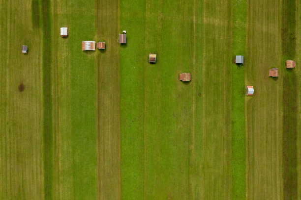 用无人机拍摄的带有房屋的田野图片下载