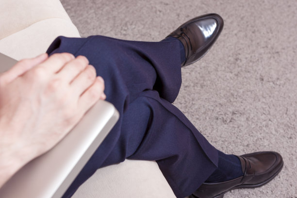 白人男性的手握笔记本电脑的特写图片下载