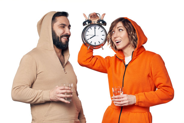 年轻夫妇在家里的衣服与一杯水图片下载