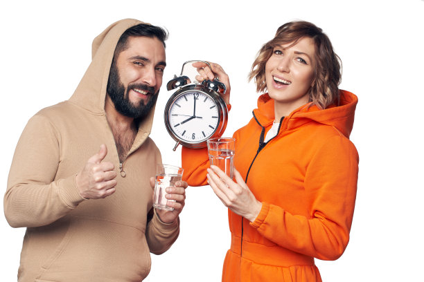 年轻夫妇在家里的衣服与一杯水图片下载