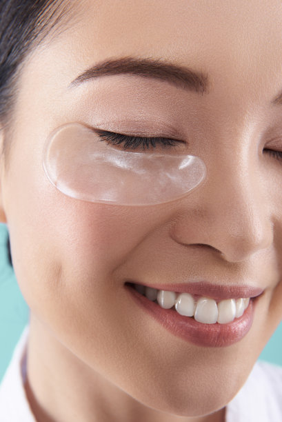 裁剪照片的亚洲妇女与纯净的新鲜的皮肤在工作室图片下载