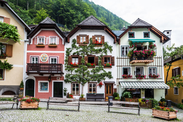 典型的奥地利阿尔卑斯别墅，阳台上有鲜艳的鲜花图片下载