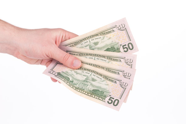 近距离观察手中不同的美元钞票。图片下载