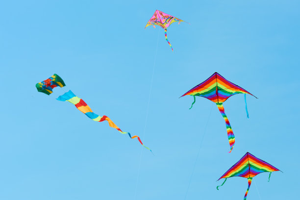 风筝是利用风力抬升飞机的工具。风筝节。图片下载