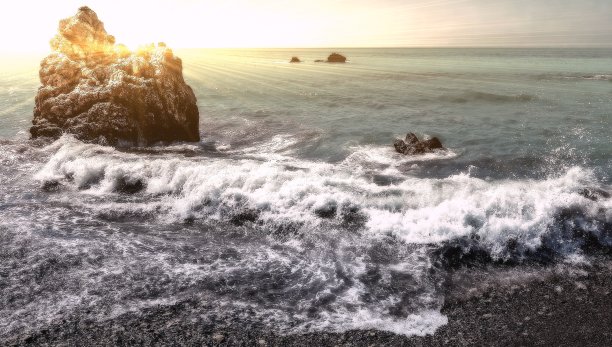 在夏日明媚的阳光下，塞浦路斯岛阿芙罗狄蒂的诞生地附近著名的蓝色海湾的景色图片下载