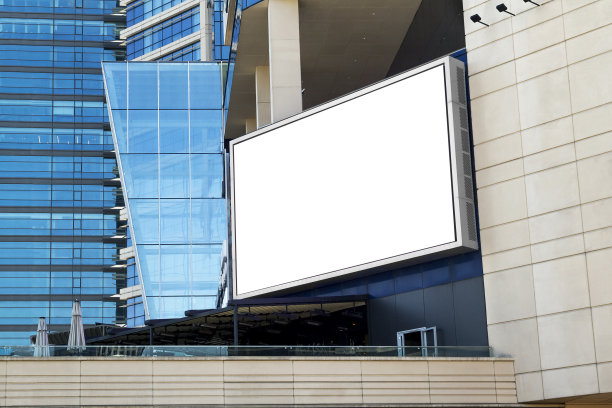 大楼前的空白广告牌图片下载