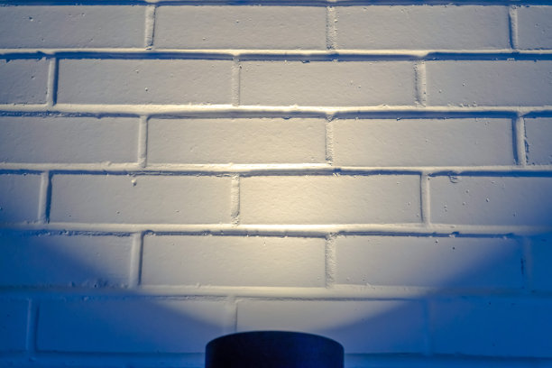 犹他州鹰山的一堵墙被黑色圆柱灯照亮图片下载