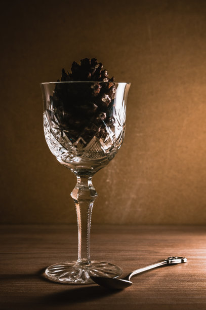 用旧水晶玻璃和小勺子装着松果的静物图片下载