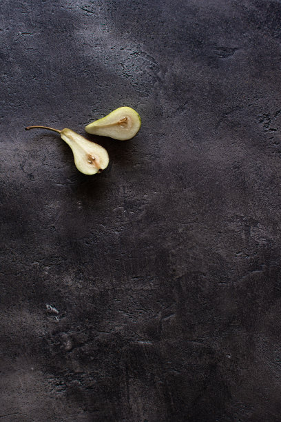 有机梨在乡村黑暗背景与复制空间。有益健康。图片下载