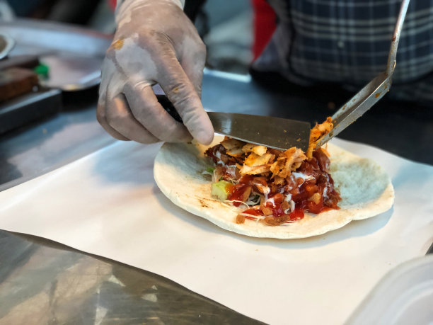 烤鸡串，传统食品，街头和快餐。美味的饮食图片下载