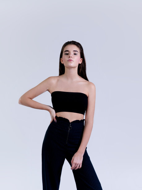 美丽年轻的黑发女子肖像专业的自然化妆灰色背景图片下载