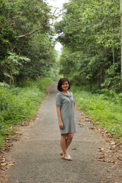 美丽的风景和女人站在森林里，她很高兴图片下载