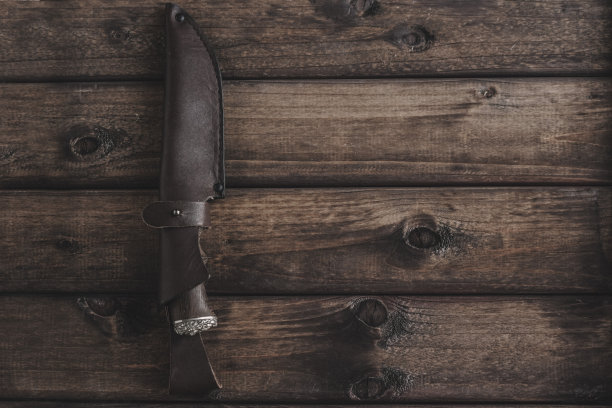 木制背景上的刀图片下载