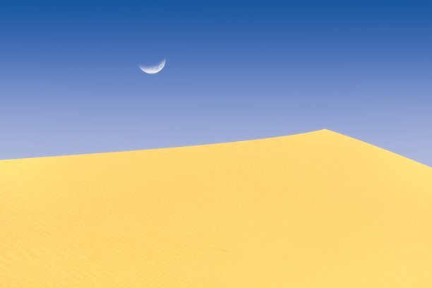 瓦迪拉姆沙漠的沙丘图片下载