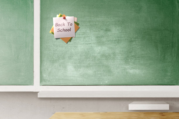 教室里的黑板上用别针夹着彩色纸条，写着“回到学校”的课文图片下载