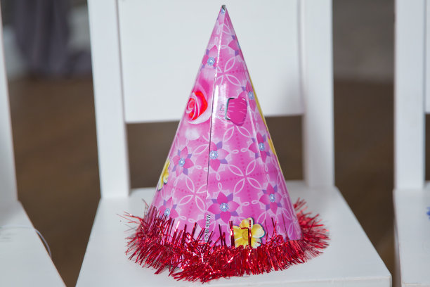 白色背景下的狂欢帽。白色背景上的粉色派对帽。图片下载