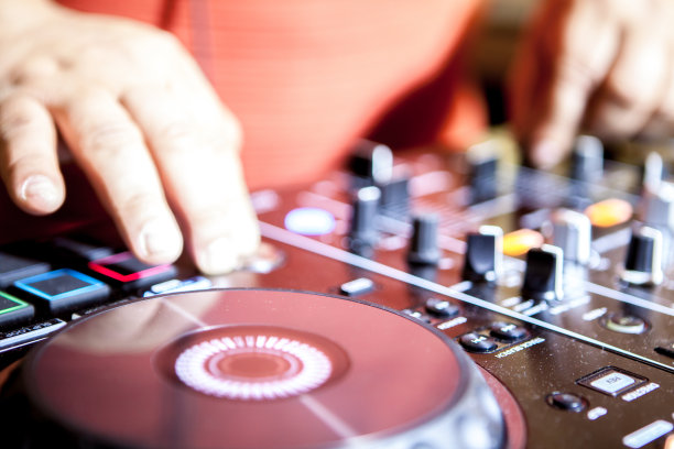 近距离的DJ手混合音乐在一张桌子上。图片下载